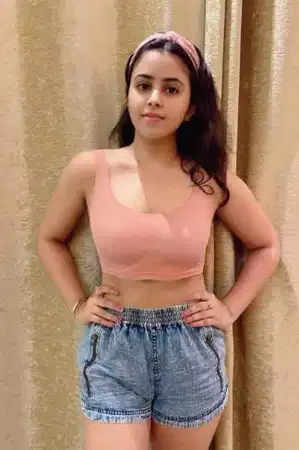 Desi Indian call girls in Kanpur waiting in her room