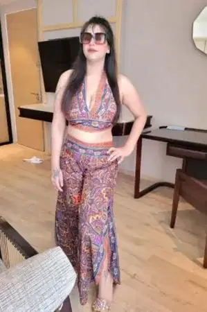 low-cost call girl in Mumbai providing video calls for erotic satisfaction with live fuck service also.