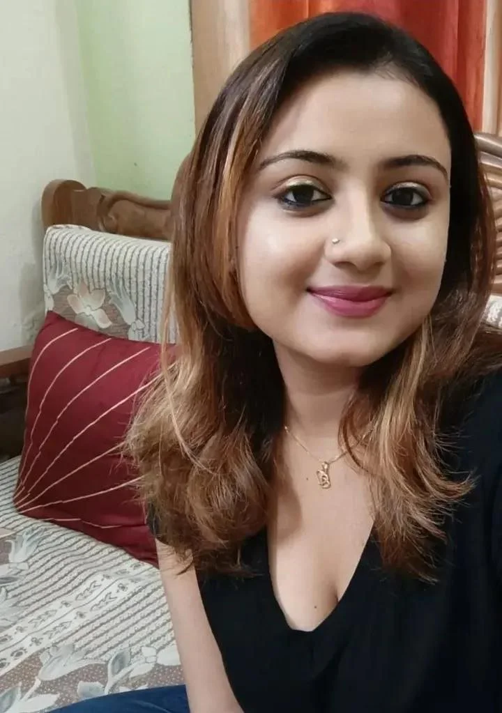Enjoy a gorgeous brunette air hostess call girl in Greater Noida who loves to turn up the heat.